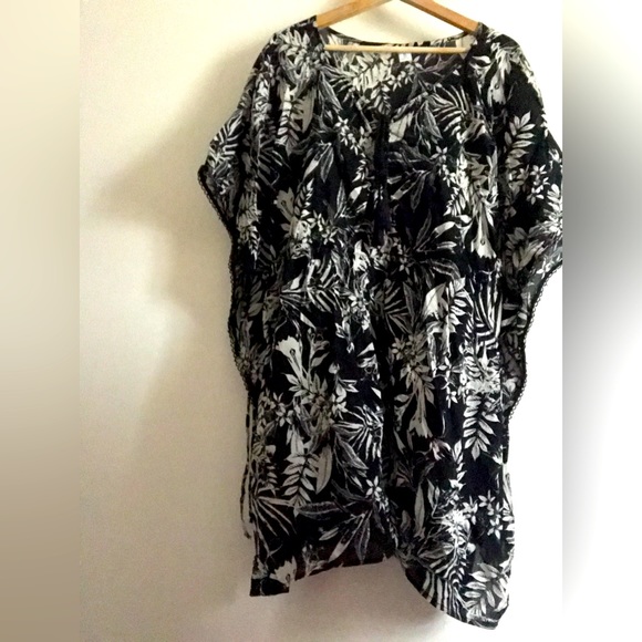 Beach cover up, size XXL, black & white, Old Navy. - Picture 1 of 3